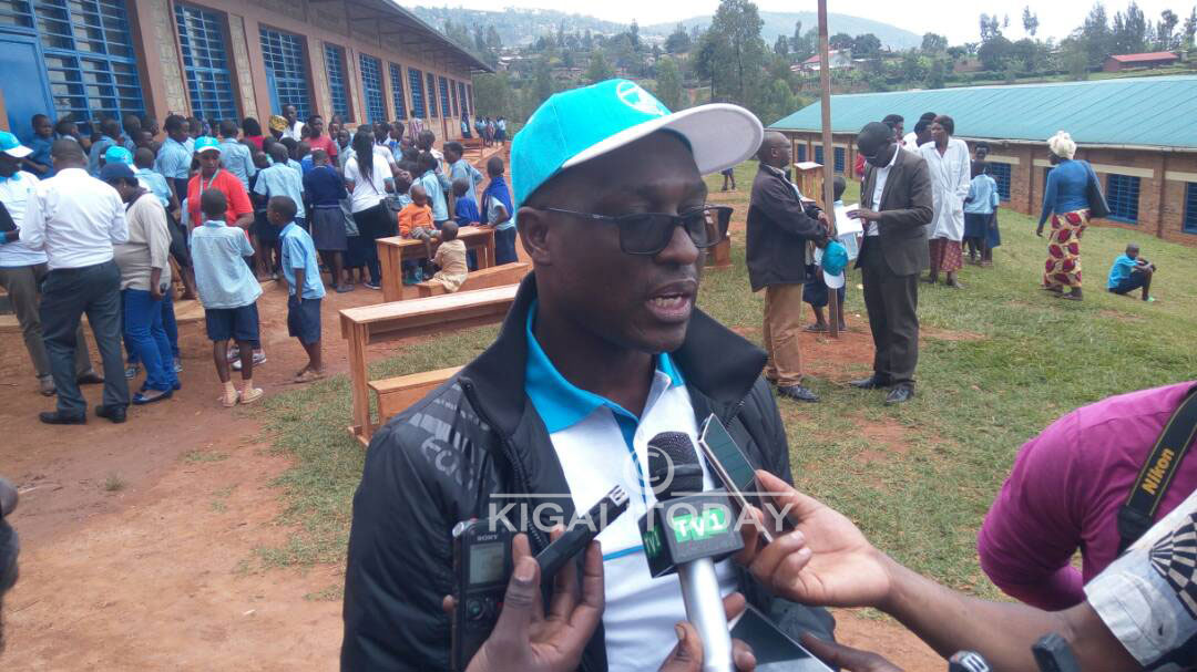 ir. Aimé Muzola arasaba abaturage kujya bihutira kumenyesha WASAC aho amatiyo yangiritse kugira ngo asanwe byihuse 