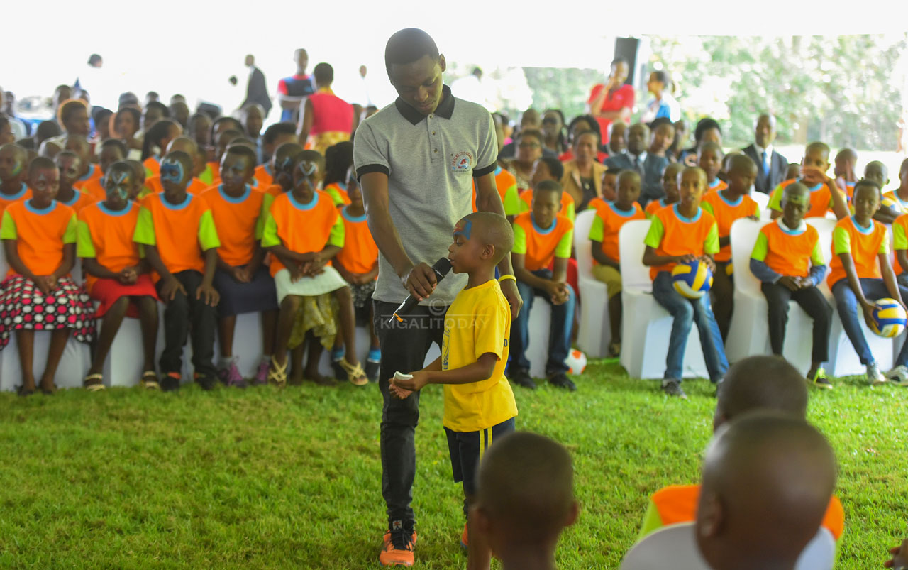 Umwe mu bana utareba yagaragaje ubuhanga mu muvugo uhamagarira ababyeyi guha amahirwe angana abana