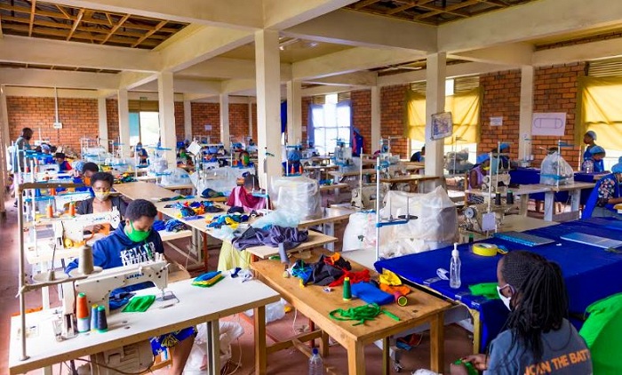 Abakoreye inganda zakoze udupfukamunwa barasaba kwishyurwa