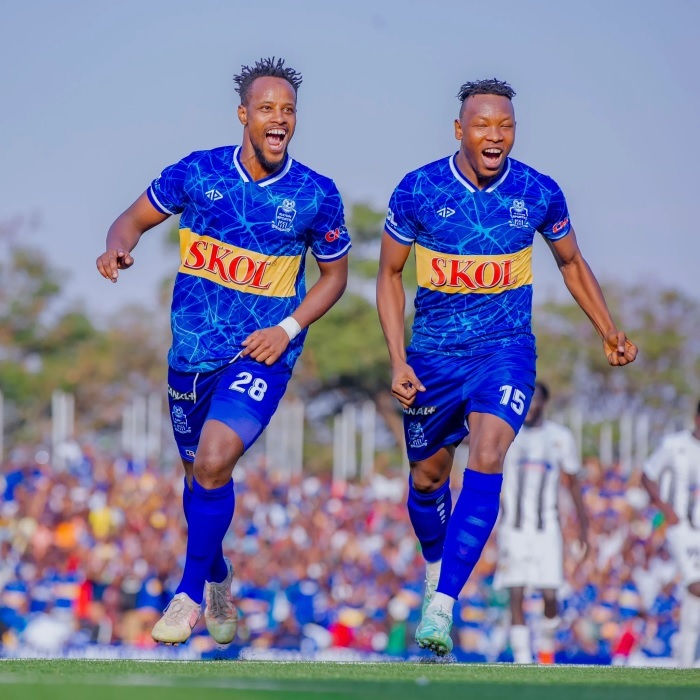 Kalisa Rashid (ibumoso) na Nsabimana Aimable(iburyo) bari mu bakinnyi bafite amasezerano y