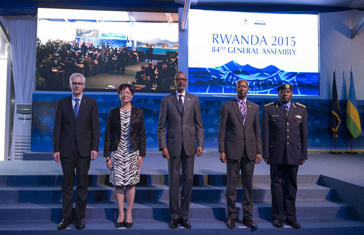 Perezida wa Repubulika Paul Kagame(uwa gatatu hagati),ibumoso bwe Minisitiri w