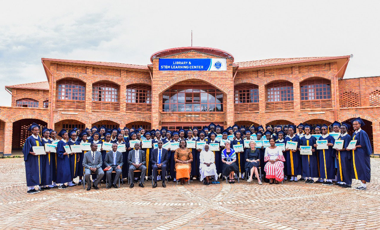 Abambaye ubururu basoje umwaka wa gatatu