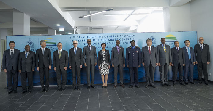 Ifoto y'urwibutso y'abayobozi ba Interpol hamwe n'umukuru w'igihugu( uwa gatandatu uvuye ibumoso)