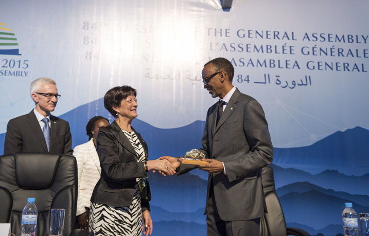 Aha Perezida wa Repubulika yasuhuzanyaga n'umukuru wa Interpol ku isi, Mireille Ballestrazzi.