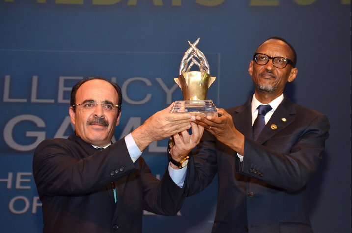 Perezida Paul Kagame ashyikirizwa igikombe