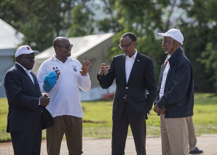 Mu karuhuko, Perezida Kagame yafashe umwanya wo kuganira n'abandi bayobozi.