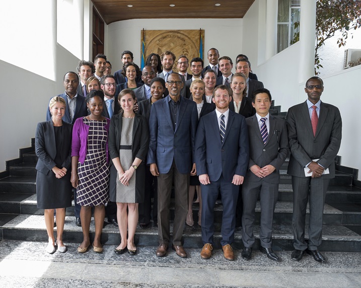 Perezida Kagame yasobanuriye aba banyeshuri byinshi ku buyobozi bw