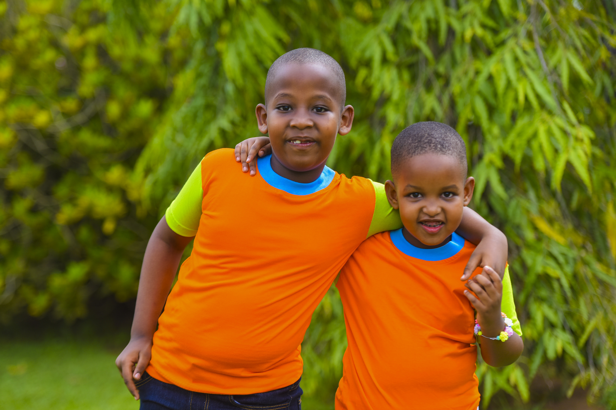 Aba bavandimwe ntibasiganaga. Umukuru ni umuhungu, umuto ni umukobwa