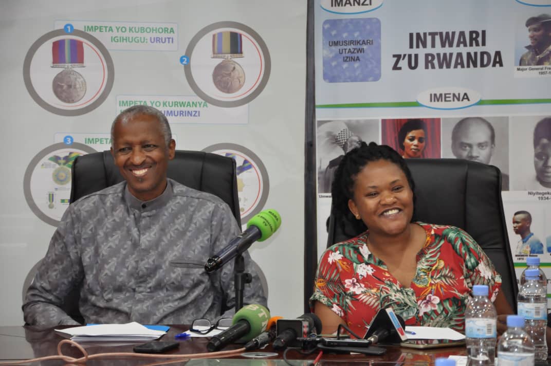 Umunyamabanga Nshingwabikorwa wa CHENO, Déo Nkusi hamwe na DG muri Minisiteri y'Urubyiruko, Tetero Solange, mu kiganiro n'Abanyamakuru kuri uyu wa Gatanu