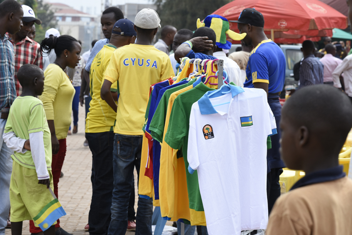 Imyenda itandukanye yabaga icuruzwa ku bibuga