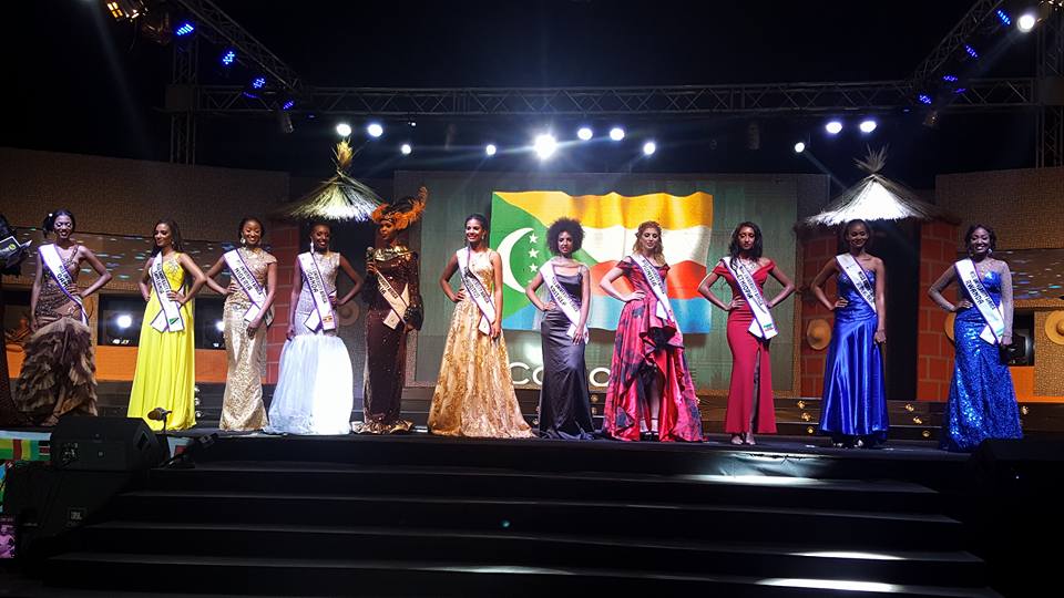 Miss Linda (ku ruhande iburyo) wari uhagarariye u Rwanda yaje muri 11 ba mbere 