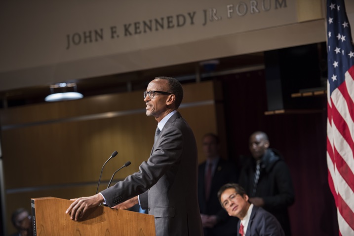 Ikiganiro yatanze bari bagikurikiranye n'amatsiko.