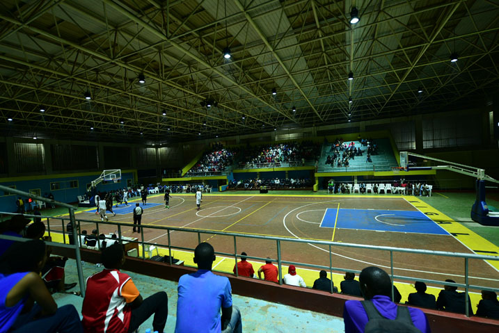 Umukino wa Basketball ni umwe mu mikino isigaye urebwa n'abafana benshi mu Rwanda
