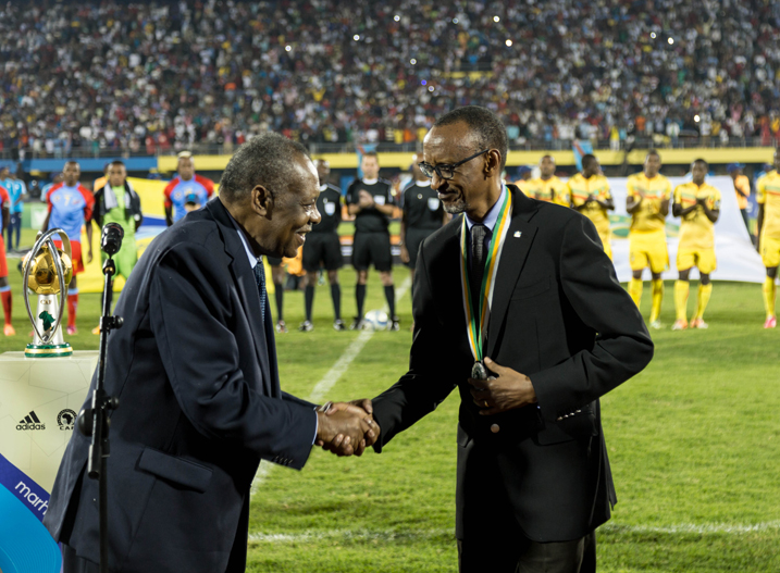 Perezida Kagame yambwikwa umudari na Perezida wa CAF, na FIFA by'agateganyo icyo gihe