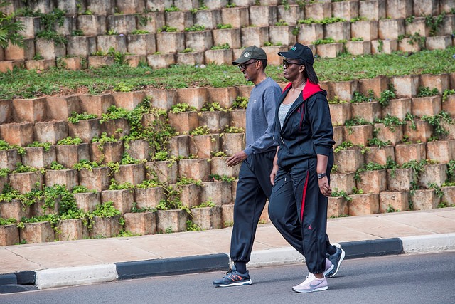 Perezida kagame na Madame muri car Free Day