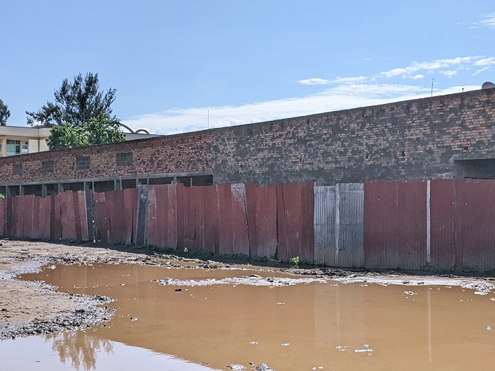 Kubera kumara igihe ibikoresho bikikijwe bimwe mu bibanza bitubatswe ngo byuzure byagiye bisaza