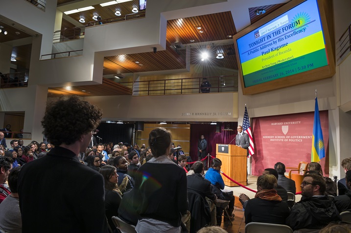 Bari benshi ku buryo bamwe bagikurikieraniye inyuma y'icyumba cyaberagamo.