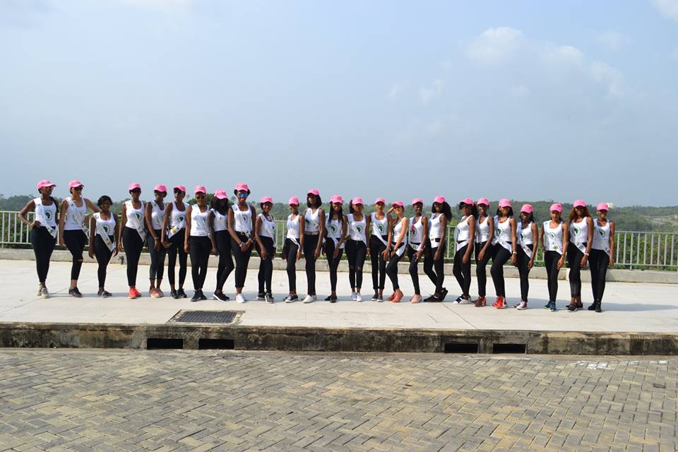 Miss Mutoni ari kumwe n'abo bahatana muri Miss Africa 2017