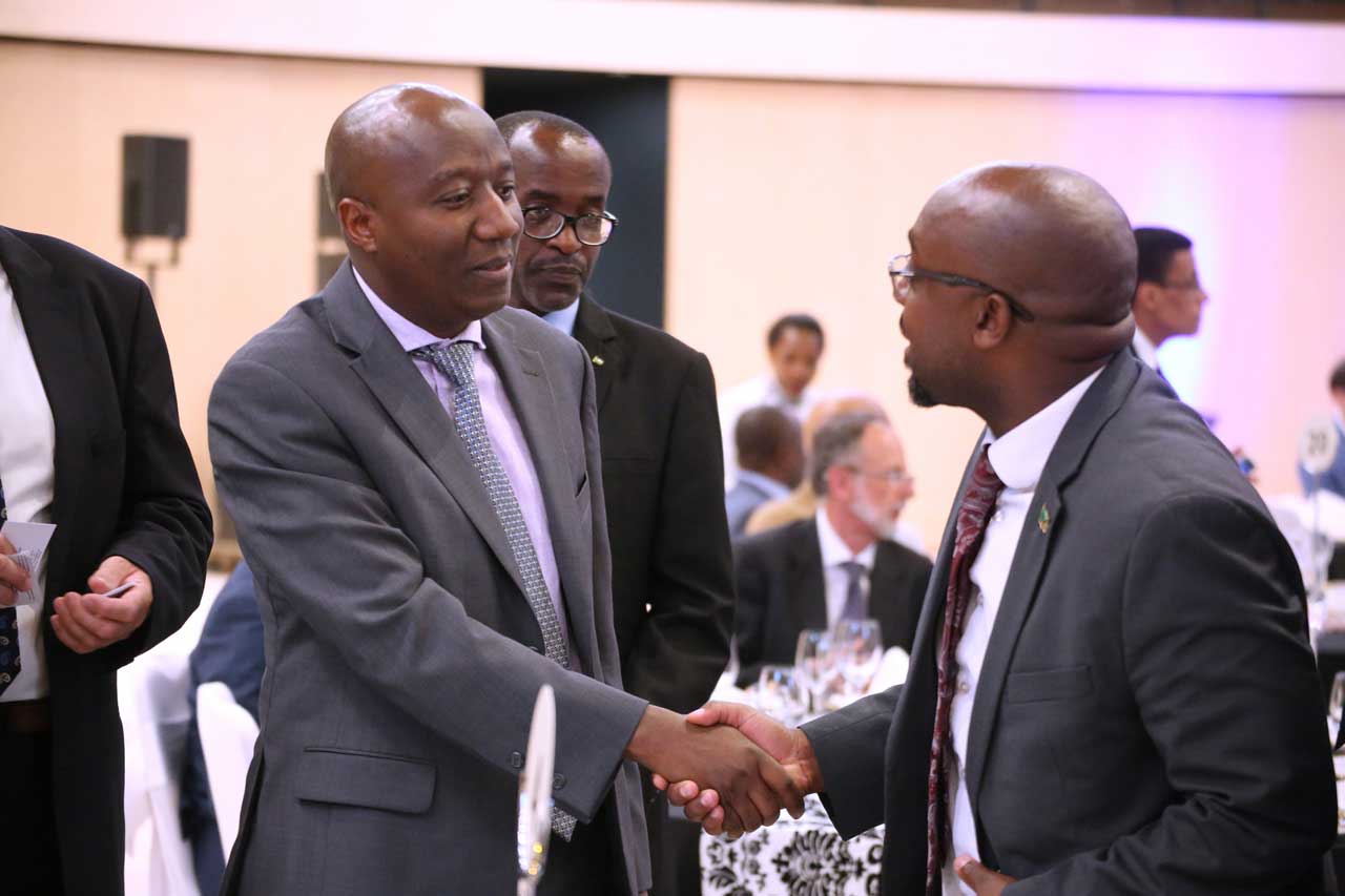 Minisitiri w'Intebe Edouard asuhuza umwe mu bashyitsi