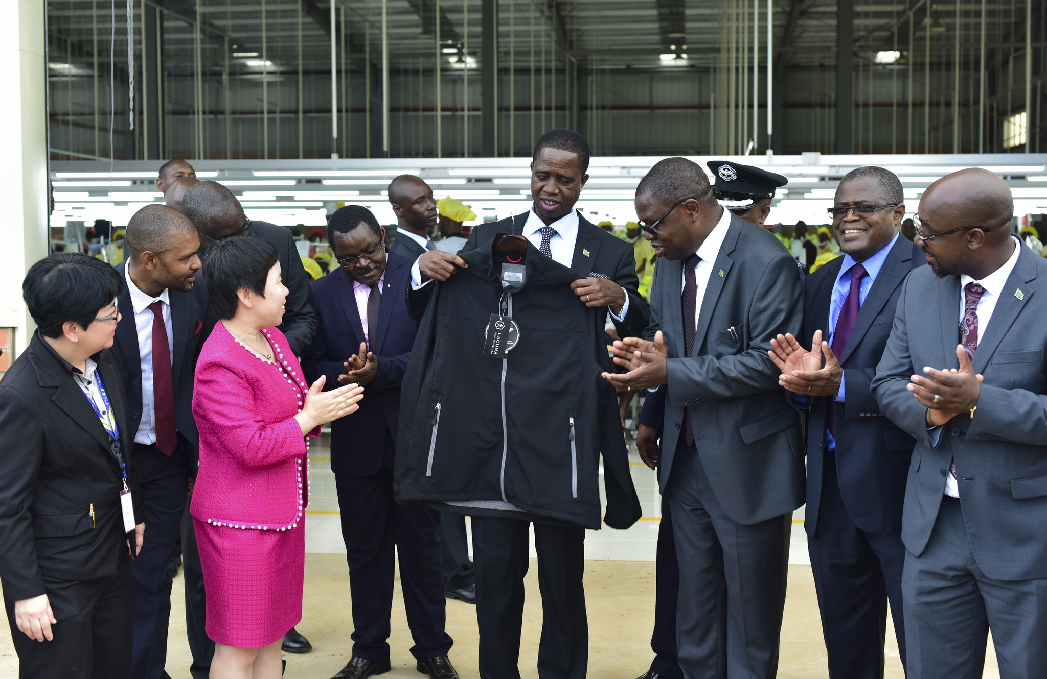 Umuyobozi wa C&H Candy Ma ashyikiriza impano Perezida Edgard Lungu