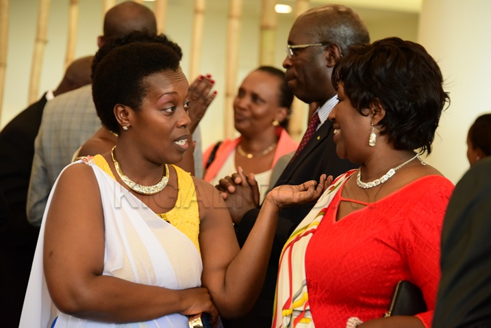 Ba Minisitiri w'Ubuzima Agnes Binagwaho n'ushinzwe iterambere ry'Umuryango Fr. Diane Gashumba baganira.