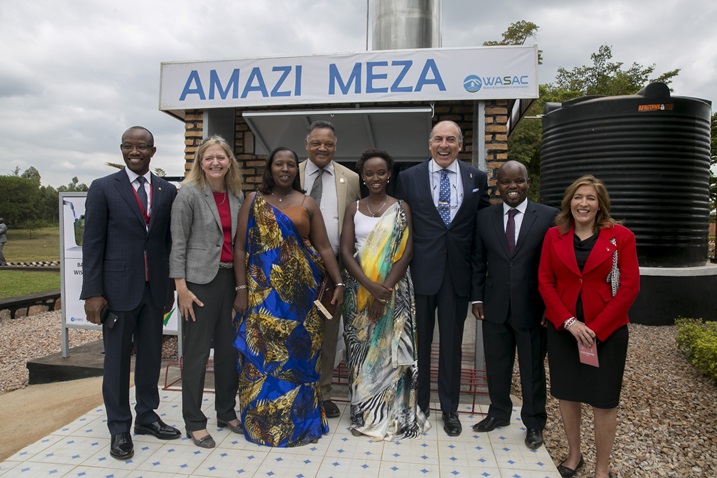 Soyiete ya Coca Cola yahaye ibikorwa by'iterambere.