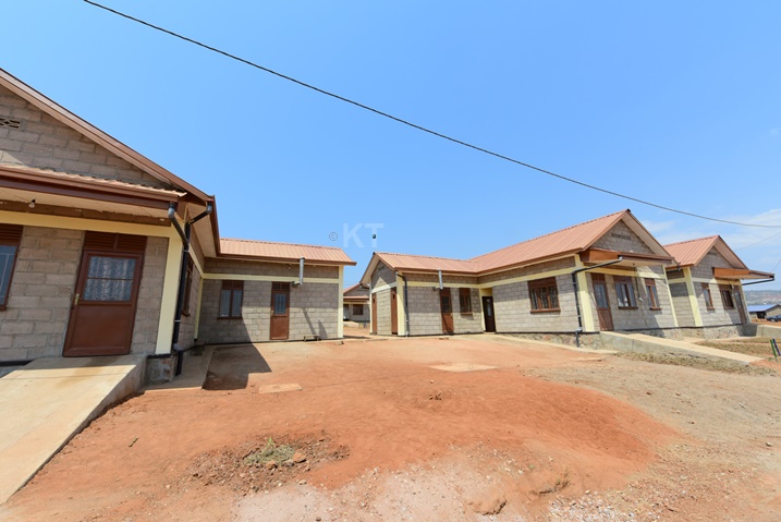 Aha ni hamwe muri henshi mu gihugu, aho abaturage bagenda bakurwa mu miturire mibi batuzwa. Uyu ni umudugudu y