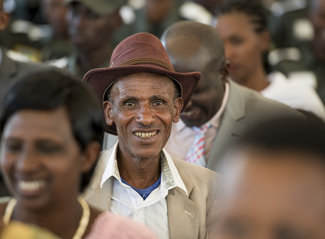 Uyu we si we warose ibirori bisoza ngo aramutse umwana we