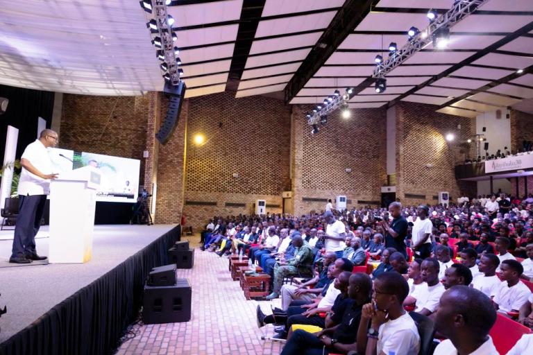 Minisitiri Bizimana yasabye urubyiruko kubwira abashaka kubashora mu bibi kuzajya bababwira ngo 'Ntumpeho'