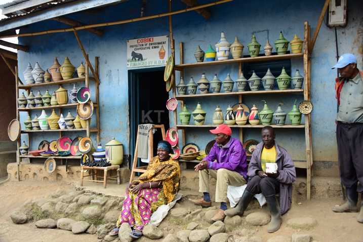 Abatuiye Pariki nabo bagerageze gukora ubucuruzi buciriritse.