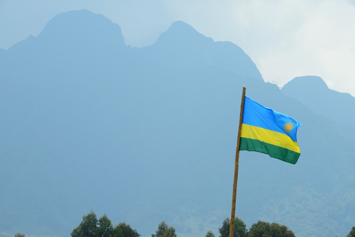 Ibendera ry'igihugu ryari ryazamuwe.