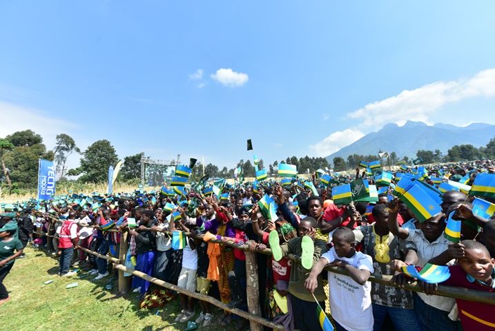 Abaturage bari baje kwihera ijisho igikorwa.