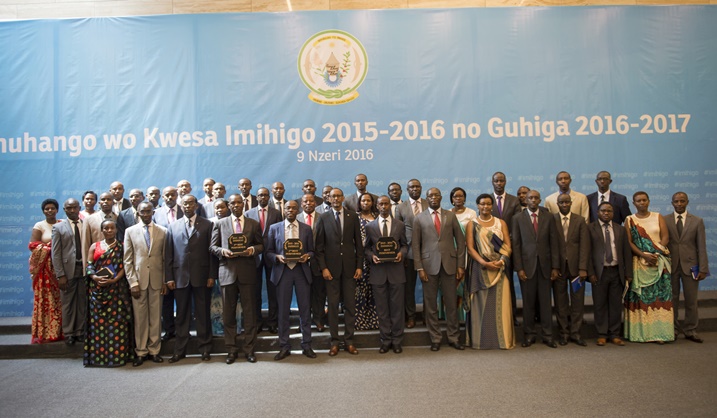 Perezida Kagame yasabye abayobozi kwishyira mu mwanya w'abo bayobora mbere yo gufata ibyemezo.