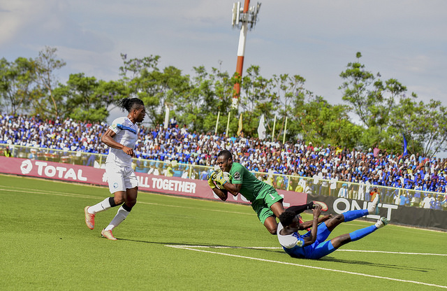 Theophilus Afelokhai wari wabereye ibamba Rayon Sports kumunyuzaho umupira byarananiranye