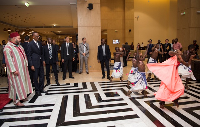 Umwami Muhammed VI yataramiwe n'abana bato