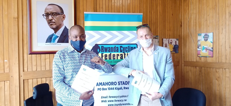 Ubwo hasinywaga amasezerano