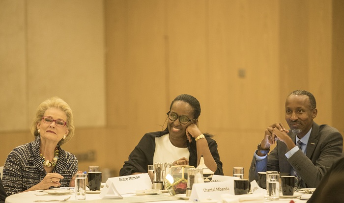 Madame Jeannette Kagame hamwe na Mrs Grace Nelson umwe mu bari bahagarariye abaturutse mu mahanga (Sisters' delegation) na Eric Munyemana uyobora umuryango Rwanda Leaders Fellowship utegura ayo masengesho