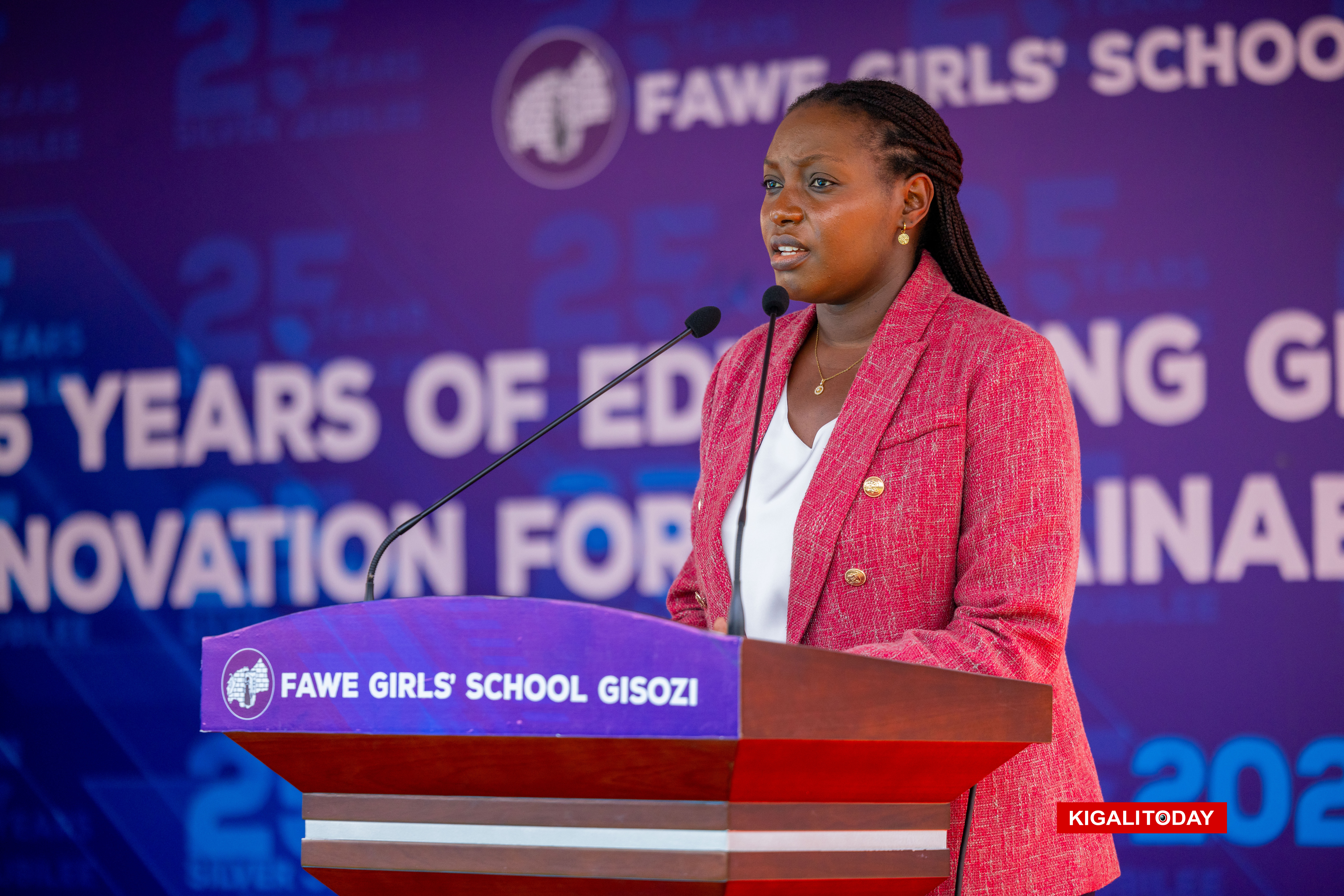 Min. Irere Claudette abwira abo biganye, abanyeshuri, abarimu, ababyeyi n'abashyitsi
