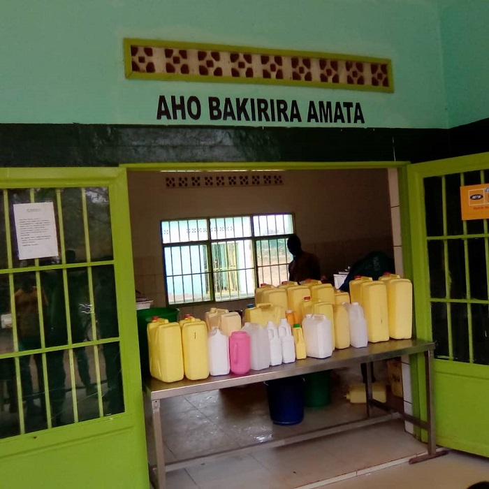 Abantu baba batonze umurongo n