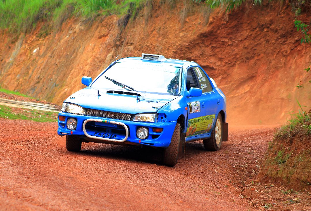 Imodoka zisanzwe zikina amarushanwa zagiye zizenguruka imihanda y