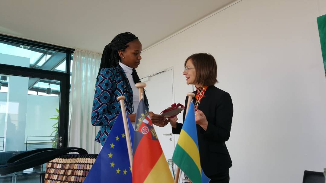 Miss Elsa ubwo yahuraga na Monika Fuhr 