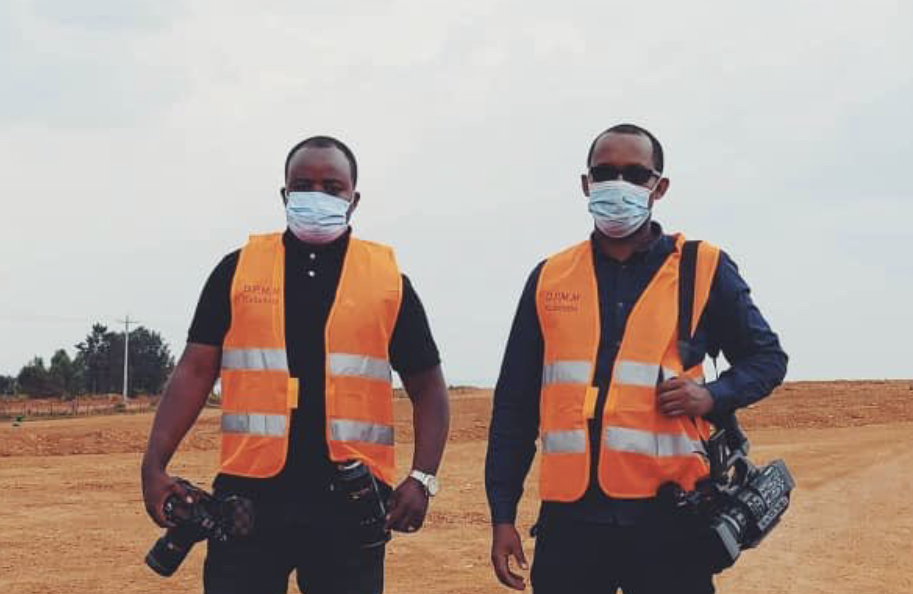 Richard Kwizera iburyo na Muzogeye Plaisir ibumoso , Inkingi za Mwamba za Multimedia ya Kigali Today 