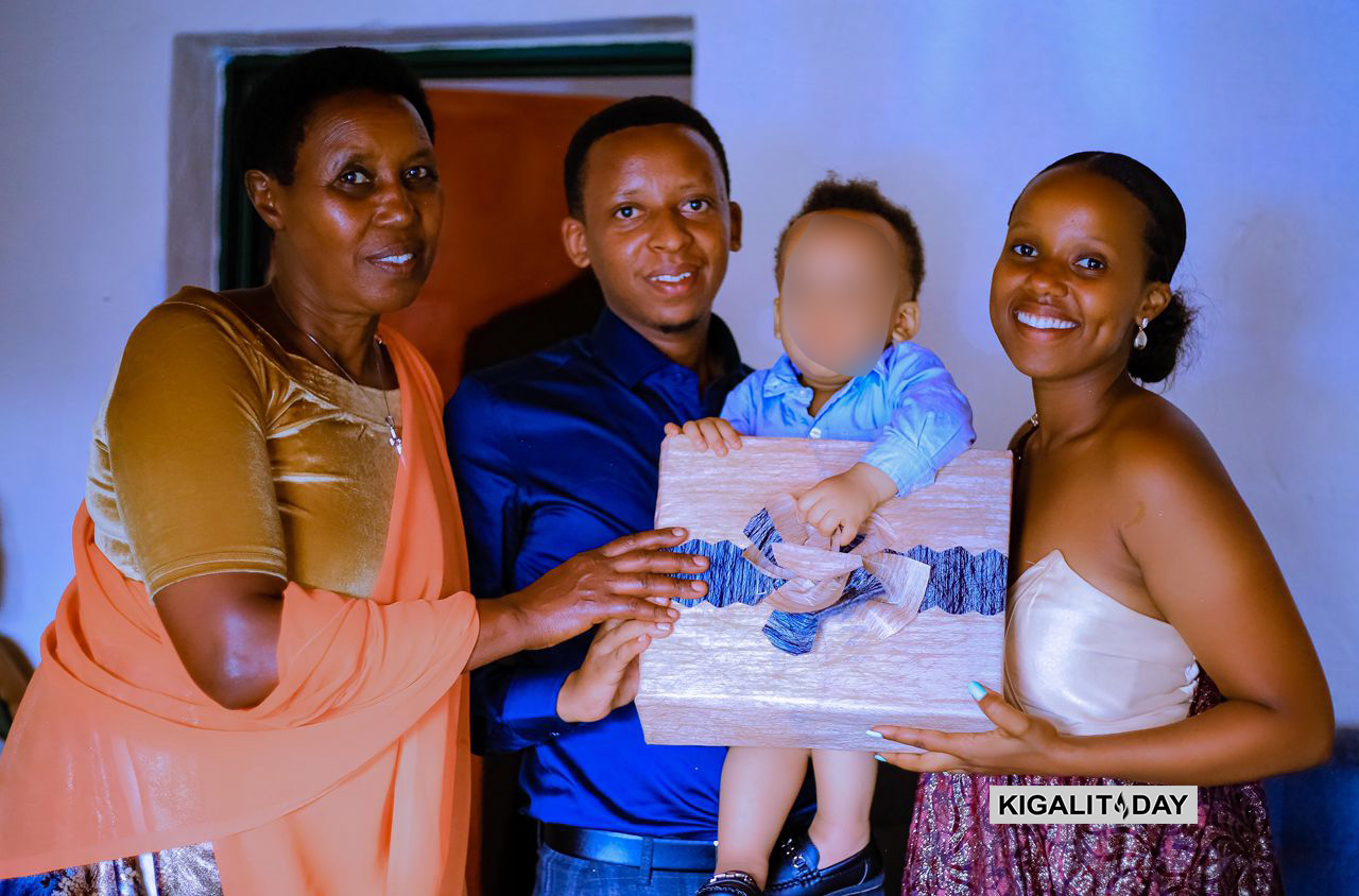 Nyina wa Muhoza(i Bumoso) arihera umwuzukuru we impano
