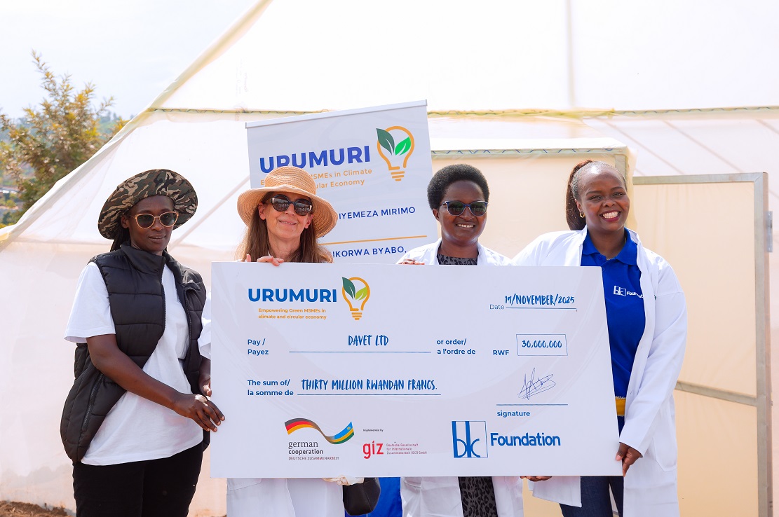 Mukayirere Adeline (wa kabiri uturutse iburyo) ahabwa ayo mafaranga