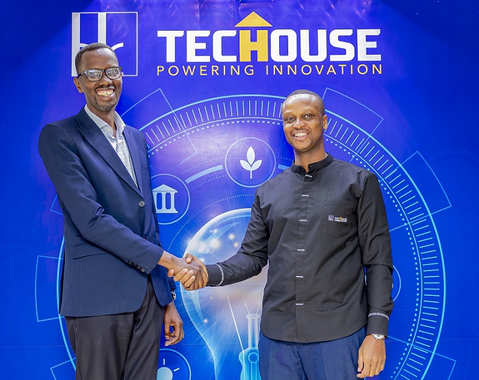 Paul Barera uyobora RTN (ibumoso) hamwe na Deo Massawe wa BK TechHouse