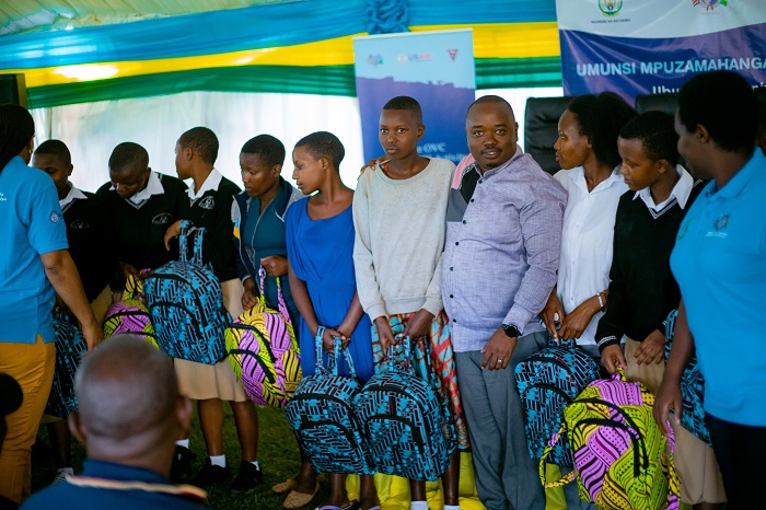 Abanyeshuri batsinze neza bahawe ibihembo