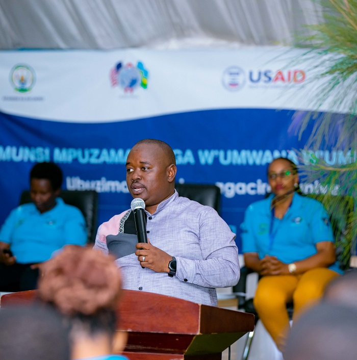 Dr Merard Mpabwanamaguru, yasabye abana b'abakobwa kwiha agaciro bakanagaha igihugu cyabo