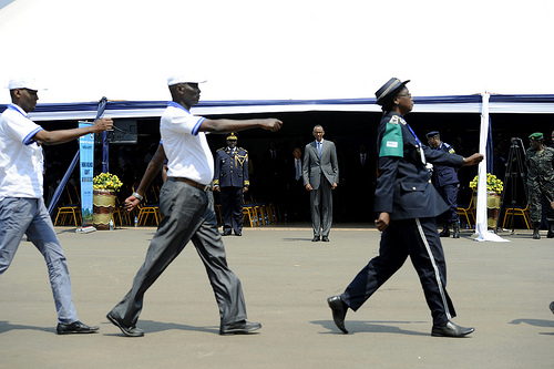 Abasirikare n'abapolisi bari mu myitozo banakoze akarasisi imbere y'umukuru w'igihugu.
