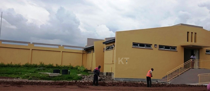 Hanze ya Stade imihanda iratunganywa, abakozi barakora ubutaruka