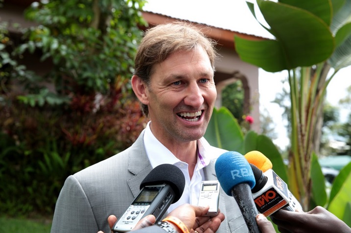 Tony Adams yabwiye itangazamakuru ko uburyo Perezida Kagame yicisha bugufi bimwibutsa Mandela